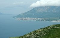 La ville d'Orebić, presqu'île de Pelješac en Croatie. Orebić vu depuis la route de Ston. Cliquer pour agrandir l'image.