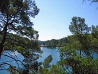 La ville de Polače, île de Mljet en Croatie. Le petit lac. Cliquer pour agrandir l'image.