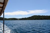 La ville de Polače, île de Mljet en Croatie. Navette de l'îlot Sainte-Marie sur le Grand Lac. Cliquer pour agrandir l'image.