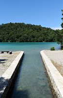 La ville de Polače, île de Mljet en Croatie. Le Petit Lac vu depuis Mali Most. Cliquer pour agrandir l'image.