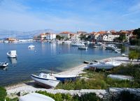 La ville de Postira, île de Brač en Croatie. Le port (auteur Beemwej). Cliquer pour agrandir l'image.