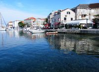 La ville de Postira, île de Brač en Croatie. Le port (auteur Beemwej). Cliquer pour agrandir l'image.