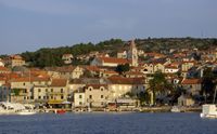 La ville de Postira, île de Brač en Croatie. La ville de Postira (auteur Jan Zaruba). Cliquer pour agrandir l'image.