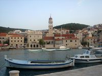 La ville de Pučišća, île de Brač en Croatie. Le port (auteur Lemurek). Cliquer pour agrandir l'image.