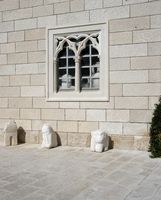 La ville de Pučišća, île de Brač en Croatie. Une fenêtre de l'école des tailleurs de pierre (auteur Beemwej). Cliquer pour agrandir l'image.
