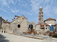 Het etnografische museum en de kathedraal van Split. Klikken om het beeld te vergroten.