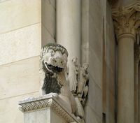 Leão do pórtico da catedral de Split. Clicar para ampliar a imagem.
