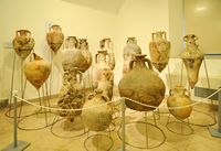Verzameling van amforen aan het zeemuseum van Split. Klikken om het beeld te vergroten.