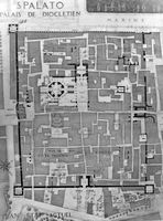 Piano del palazzo di Diocleziano da parte di Ernest Hébrard (orientamento nord-sud). Clicca per ingrandire l'immagine.