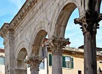 Peristilo do Palácio de Diocleciano (autor Hedwig Storch). Clicar para ampliar a imagem.