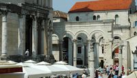De zuilengalerij van het Paleis van Diocletianus aan Split. Klikken om het beeld te vergroten.