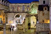 La ville de Split en Croatie. Le palais de Dioclétien. La Porte d'Argent du Palais de Dioclétien (auteur Office Tourisme Split). Cliquer pour agrandir l'image.