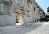 De Deur van Goud van het Paleis van Diocletianus aan Split. Klikken om het beeld te vergroten.
