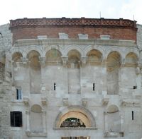 A Porta de Ouro do Palácio de Diocleciano à Split. Clicar para ampliar a imagem.