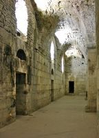 Gang van de kelderverdieping van het Paleis van Diocletianus aan Split. Klikken om het beeld te vergroten.