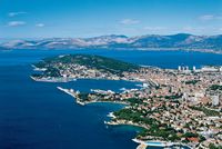 La presqu'île de Marjan à Split en Croatie. La presqu'île de Marjan à Split, vue du ciel (auteur Office Tourisme Split). Cliquer pour agrandir l'image.
