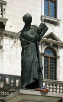 Het standbeeld van Marko Marulić aan Split (auteur Roberta F.). Klikken om het beeld te vergroten.