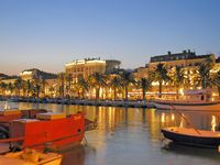 La ville de Split en Croatie. La Riva de Split la nuit (auteur Michael Angelkovitch). Cliquer pour agrandir l'image.