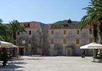La ville de Stari Grad, île de Hvar en Croatie. Façade du palais Tvrdalj (auteur Samuli Lintula). Cliquer pour agrandir l'image.