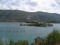 La ville de Ston, presqu'île de Pelješac en Croatie. Parcs a huitres. Cliquer pour agrandir l'image.