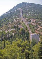 La ville de Ston, presqu'île de Pelješac en Croatie. Muraille. Cliquer pour agrandir l'image.