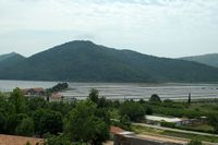 La ville de Ston, presqu'île de Pelješac en Croatie. Marais salants. Cliquer pour agrandir l'image.