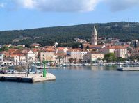 La ville de Supetar, île de Brač en Croatie. Le port (auteur K. Korlevic). Cliquer pour agrandir l'image.
