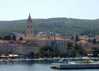 La ville de Supetar, île de Brač en Croatie. Le port (auteur Henning Schröder). Cliquer pour agrandir l'image.