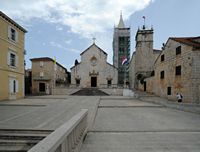 La ville de Supetar, île de Brač en Croatie. Le parvis de l'église de l'Annonciation. Cliquer pour agrandir l'image.