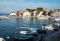 La ville de Sutivan, île de Brač en Croatie. Le port. Cliquer pour agrandir l'image.