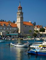 La ville de Sutivan, île de Brač en Croatie. L'église de l'Assomption. Cliquer pour agrandir l'image.