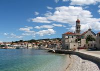 La ville de Sutivan, île de Brač en Croatie. Le front de mer. Cliquer pour agrandir l'image.