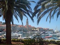 La ville de Sutivan, île de Brač en Croatie. La promenade sous les palmiers. Cliquer pour agrandir l'image.