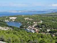 Le village de Bobovišća na moru, île de Brač en Croatie. Bobovišća na moru (auteur Jutazmaja). Cliquer pour agrandir l'image dans Flickr (nouvel onglet).