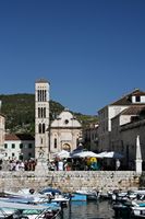 La ville de Hvar, île de Hvar en Croatie. Le Mandrač et l'église Saint-Étienne (auteur Caroline M). Cliquer pour agrandir l'image dans Flickr (nouvel onglet).