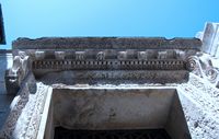 A entrada do Templo de Jupiter à Split (autor ISAWNYU). Clicar para ampliar a imagem em Flickr (novo guia).
