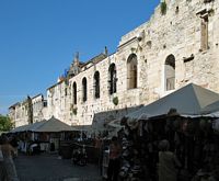 Rempart do leste do Palácio de Diocleciano à Split (autor Kpmst7). Clicar para ampliar a imagem em Flickr (novo guia).
