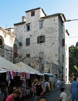 La ville de Split en Croatie. Le palais de Dioclétien. La tour nord-est du Palais de Dioclétien à Split (auteur Kpmst7). Cliquer pour agrandir l'image dans Flickr (nouvel onglet).