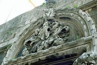 Giebel des Portals des Papalic-Palastes (Autor Jonathan Freeman). Klicken, um das Bild in Flickr zu vergrößern (neue Nagelritze).