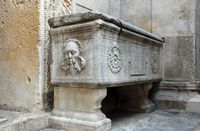 Um sarcófago em batistério da catedral de Split (autor oneafrikan). Clicar para ampliar a imagem em Flickr (novo guia).
