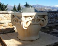 La ville de Supetar, île de Brač en Croatie. Le puits du mausolée Petrinovic (auteur Ikrokar). Cliquer pour agrandir l'image dans Flickr (nouvel onglet).