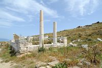 Le mont Cynthe à Délos en Grèce. Le sanctuaire d'Héra. Cliquer pour agrandir l'image dans Adobe Stock (nouvel onglet).