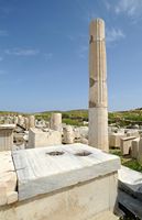 Le sanctuaire d'Apollon à Délos en Grèce. Le portique de Philippe V. Cliquer pour agrandir l'image dans Adobe Stock (nouvel onglet).
