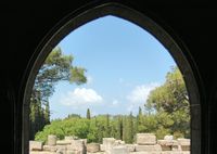 Ruïnes aan het klooster van Filérimos in Rhodos. Klikken om het beeld te vergroten in Adobe Stock (nieuwe tab).