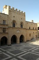 Cour du palais des Grands Maîtres à Rhodes. Cliquer pour agrandir l'image dans Adobe Stock (nouvel onglet).