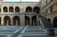 Tribunal interior del palacio de los Grandes Amos en Rodas. Haga clic para ampliar la imagen en Adobe Stock (nueva pestaña).