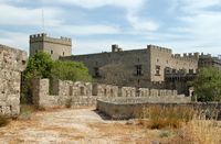 El palacio de los Grandes Amos en Rodas en vista de desde Puerta de los Cañones. Haga clic para ampliar la imagen en Adobe Stock (nueva pestaña).