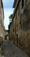 Rua Santo Fanouriou à Rodes perto da rua Ergiou. Clicar para ampliar a imagem em Adobe Stock (novo guia).