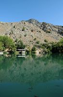 Géographie de l’île de Crète. Le lac de Votomos à Zaros. Cliquer pour agrandir l'image dans Adobe Stock (nouvel onglet).
