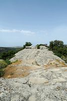 Le site archéologique d'Eleutherne en Crète. Le promontoire de Pyrgi et la tour de l'acropole. Cliquer pour agrandir l'image dans Adobe Stock (nouvel onglet).